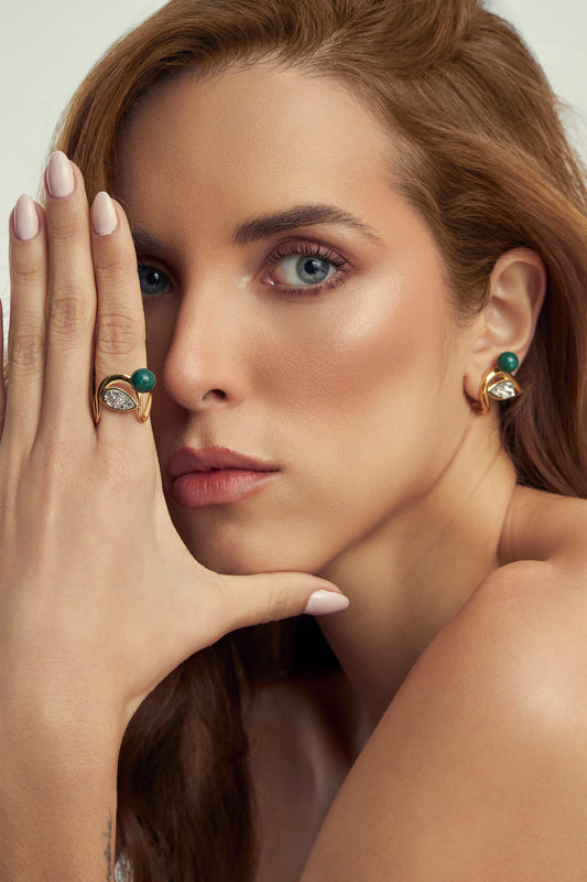 Modelo usando anel Gestos com Quartzo Verde — Aimer Joias