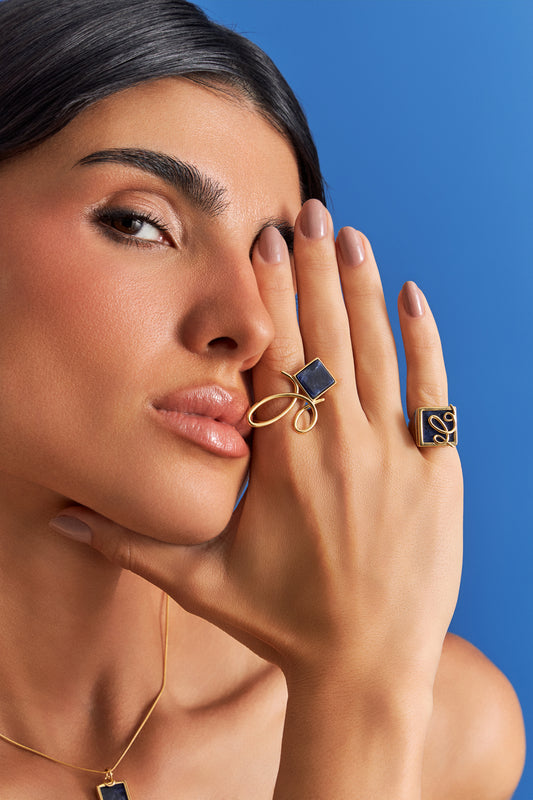 Modelo usando anel Forma com Sodalita — Aimer Joias