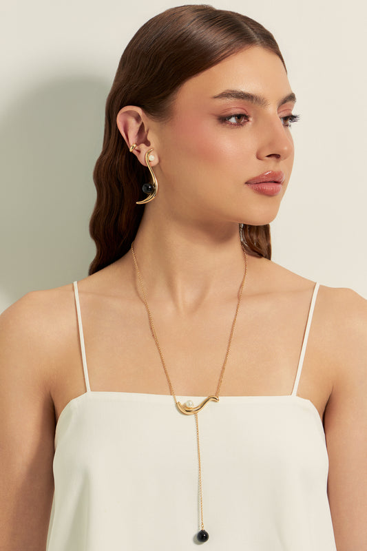 Modelo usando colar Curvas com Obsidiana Negra — Aimer Joias
