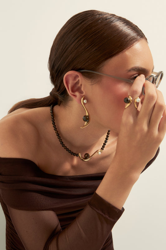 Modelo usando anel Gestos com Obsidiana Negra — Aimer Joias