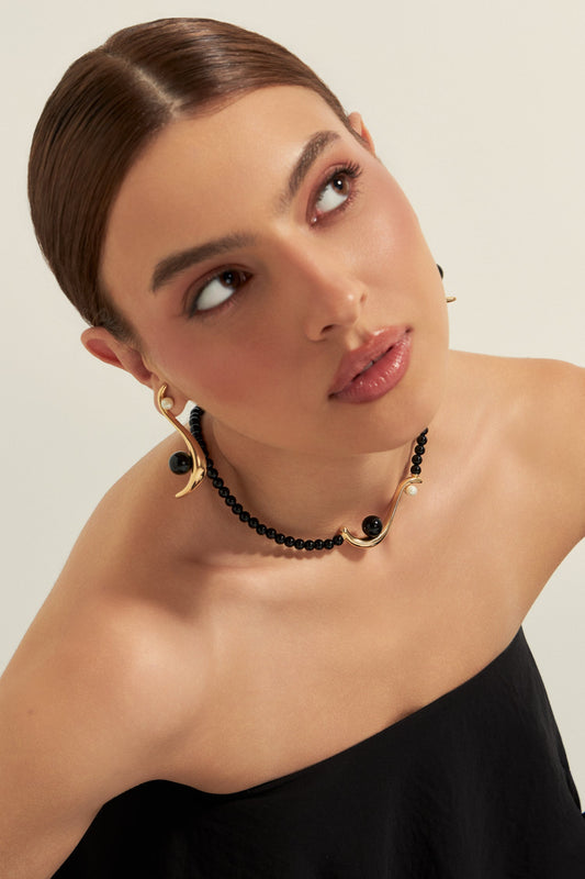 Modelo usando colar Gestos com Obsidiana Negra — Aimer Joias