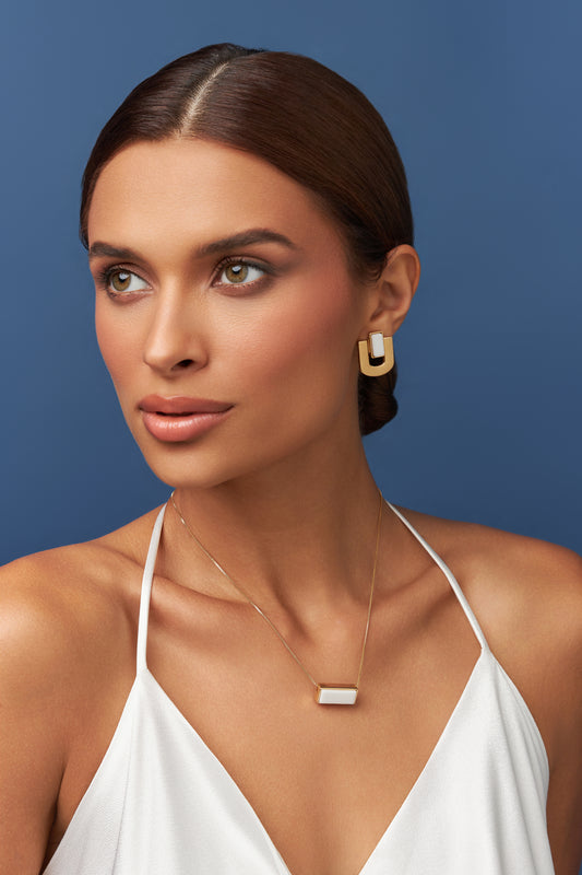 Modelo usando brinco Estrutura com Porcelana Branca — Aimer Joias
