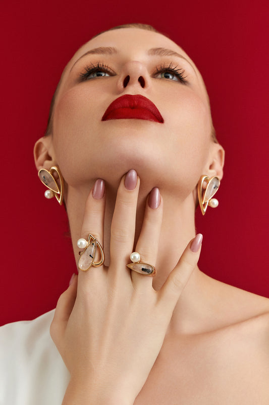 Modelo usando anel União com Cristal Rutilado — Aimer Joias