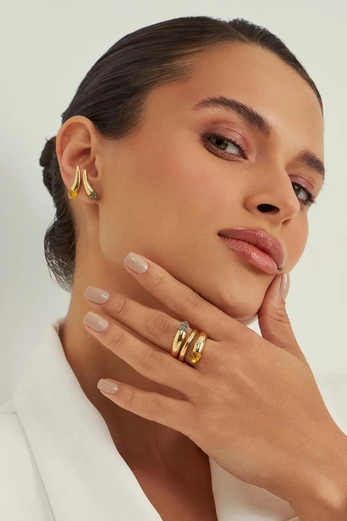 O Brinco Momento com Drusa Metalizada em Banho de Ouro 18K oferece um brilho incomparável e textura única. O acabamento em Ouro 18K enaltece o luxo, tornando-o perfeito para um toque final elegante.