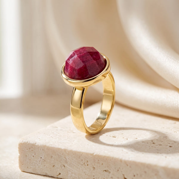 Anel Classic - Feldspato Vermelho, banhado a ouro 18k