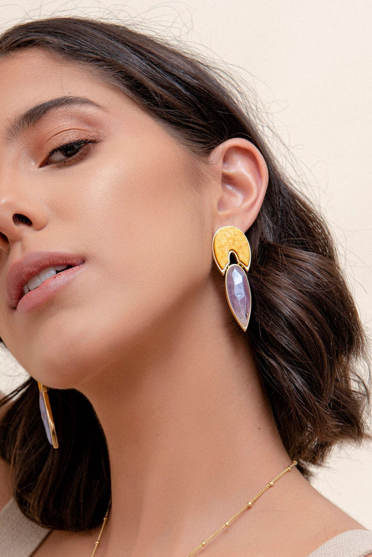 Brinco Flor de Lótus - Amarelo/Ametista — Ródio Negro | Aimer Joias | semijoia feminina pedra natural