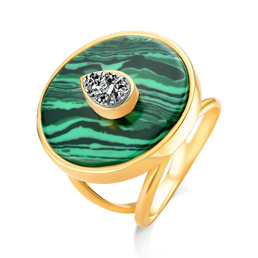 Use o Anel Transformação com Drusa Titânio e Malaquita em Banho de Ouro 18K para atrair autenticidade e coragem e fortalecimento da intuição.