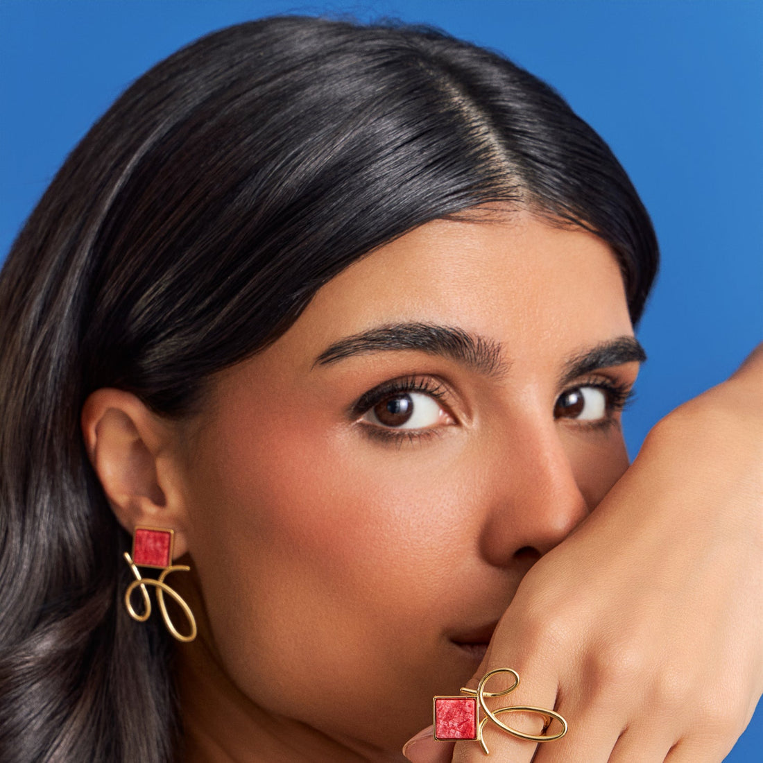 Modelo usando brinco e anéis Forma com Feldspato Vermelho, semijoias banhadas a ouro 18k, Aimer Joias