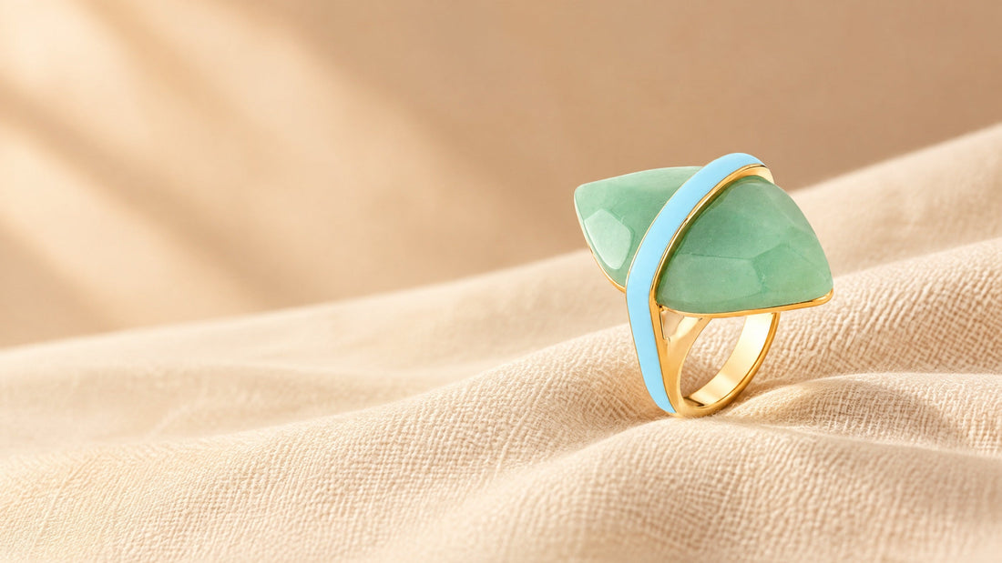 Anel Kahina com aventurina multifacetada, esmaltação azul céu e banho de ouro 18k sobre linho bege, semijoia Aimer Joias