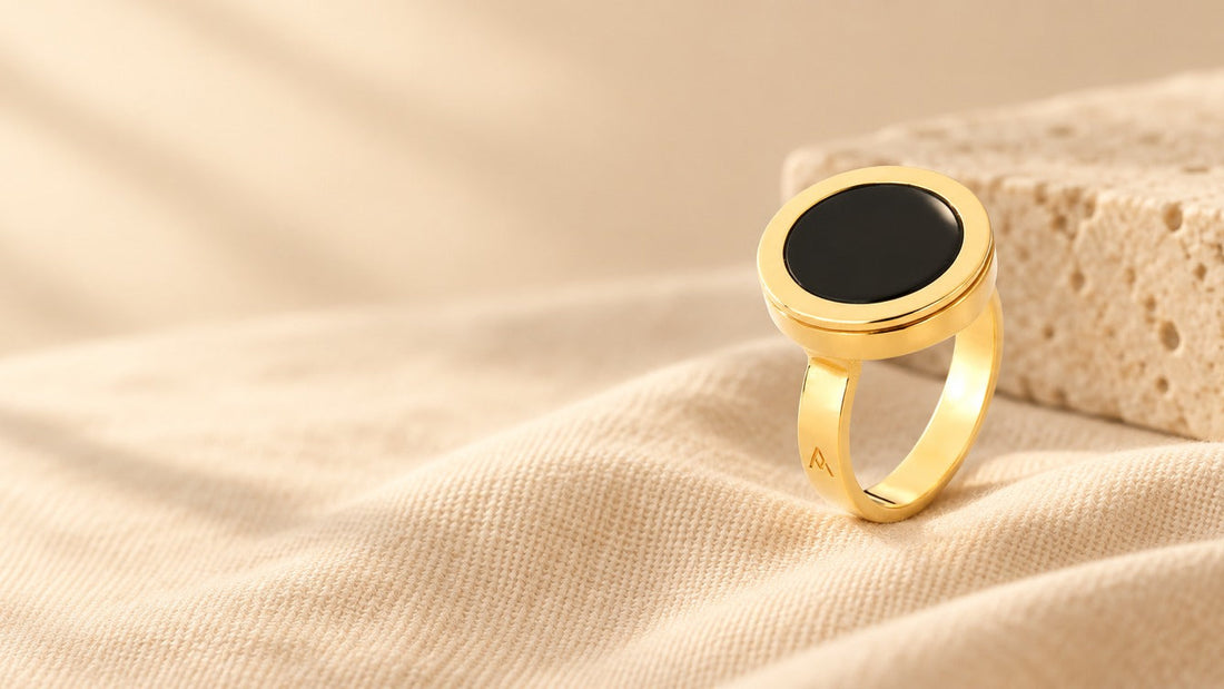 Anel Eterno com obsidiana negra em banho de ouro 18k sobre linho bege, semijoia Aimer Joias