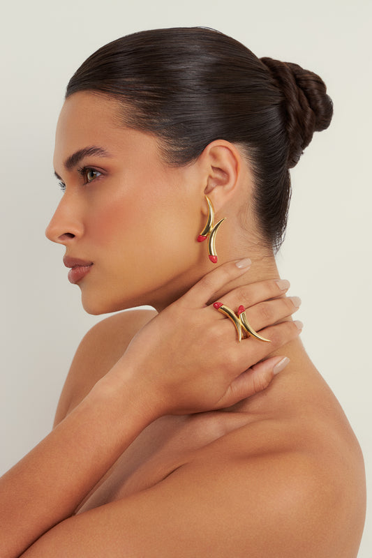 Modelo usando anel Caminhos com Feldspato Vermelho — Aimer Joias