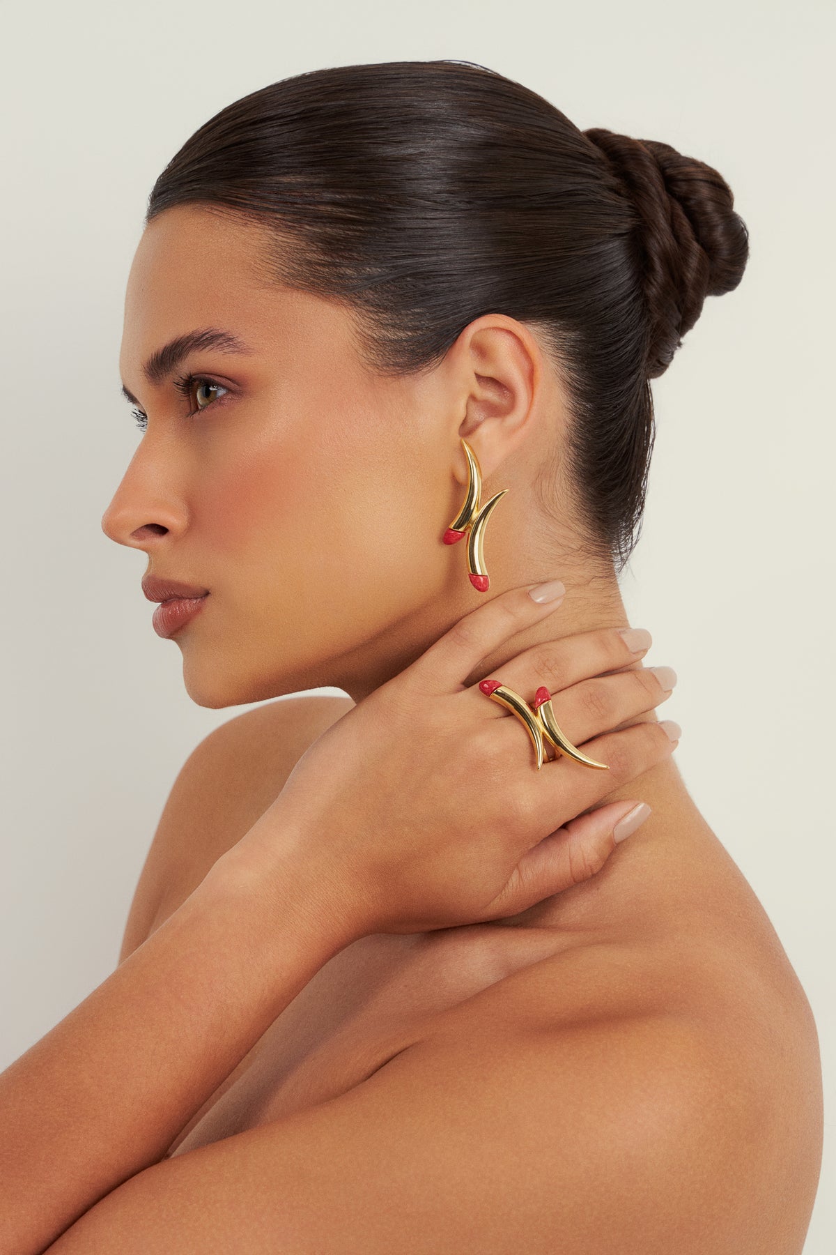 Modelo usando anel Caminhos com Feldspato Vermelho — Aimer Joias