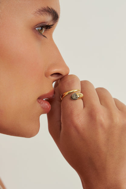 Modelo usando anel Momento com Drusa Metalizada — Aimer Joias