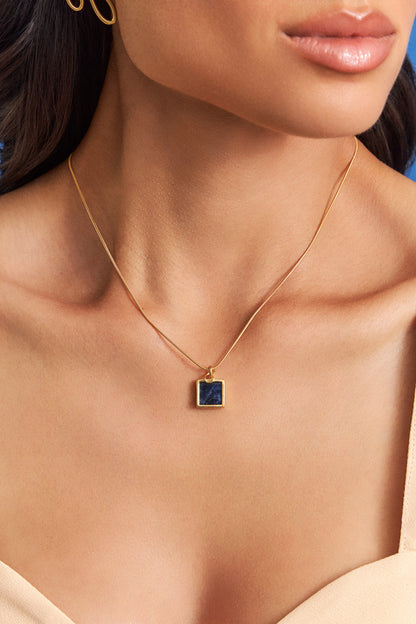 Modelo usando colar Esboço com Obsidiana Negra — Aimer Joias