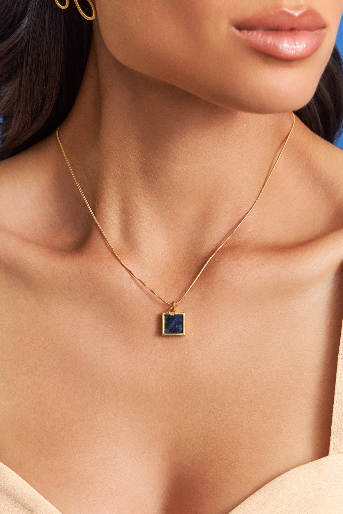 Modelo usando colar Esboço com Obsidiana Negra — Aimer Joias