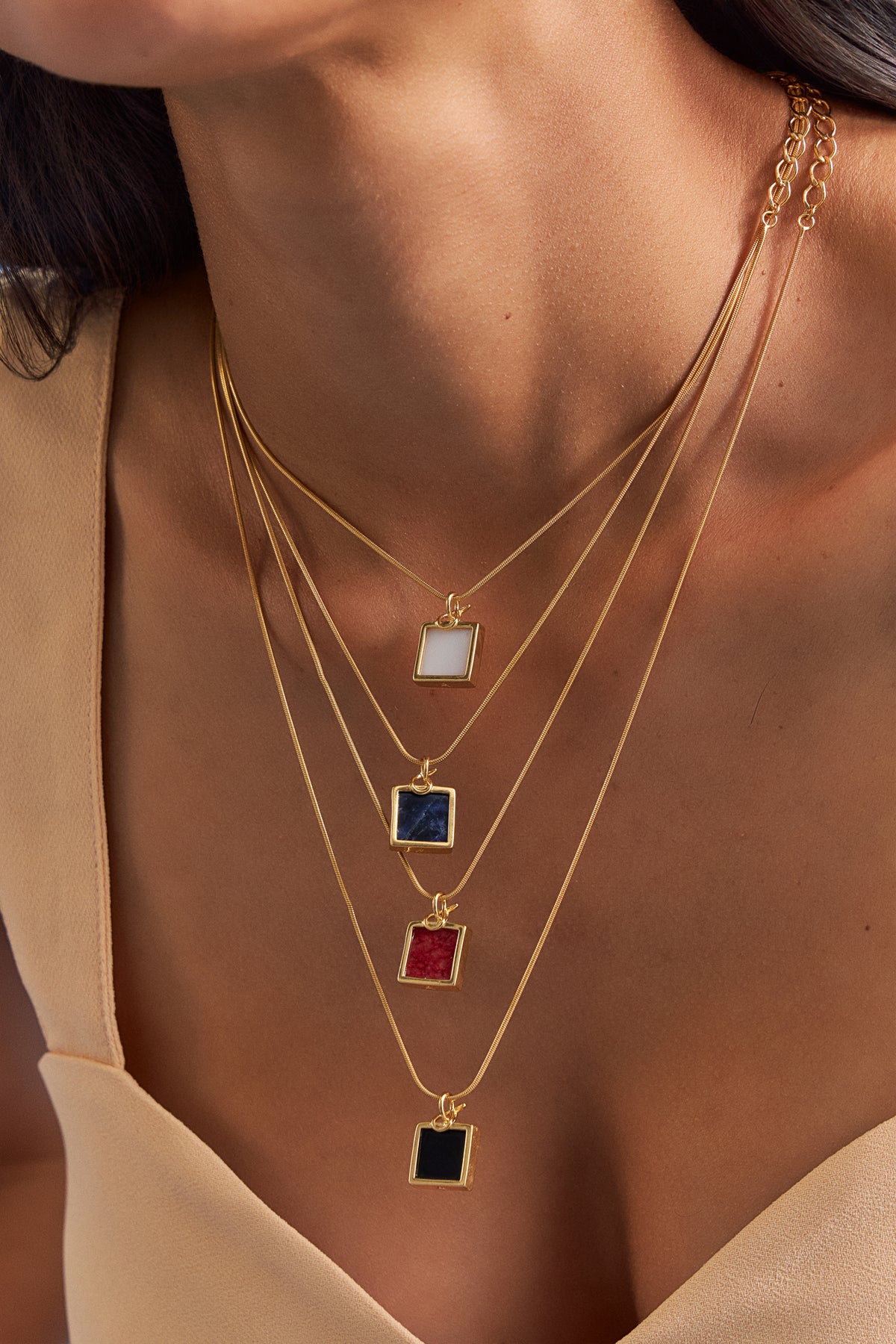 Colar Esboço (detalhe) com Obsidiana Negra, semijoia banhada a ouro 18k — Aimer Joias