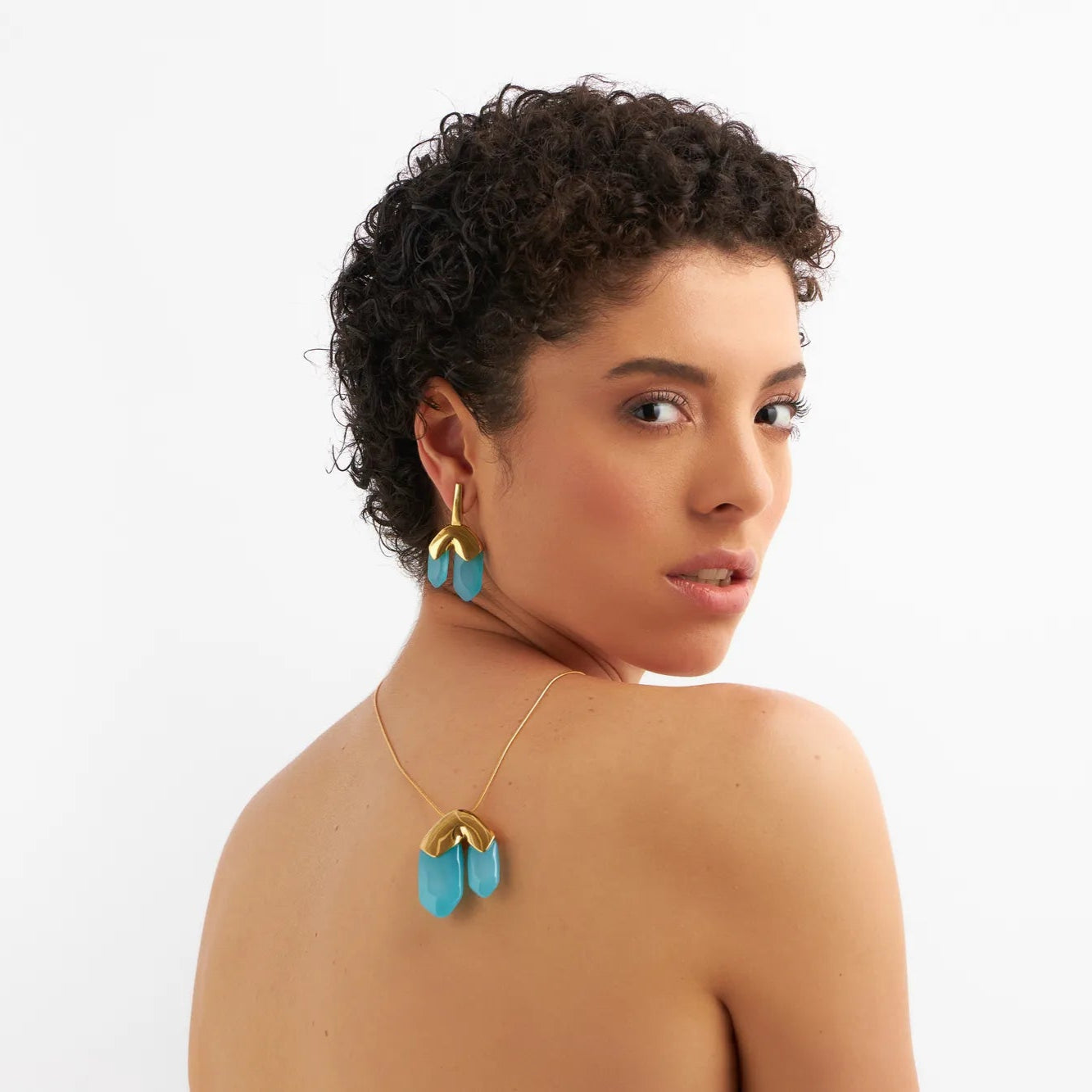 Brinco Élémentaire Ágata Azul Céu — vista frontal na orelha feminina | Aimer Joias