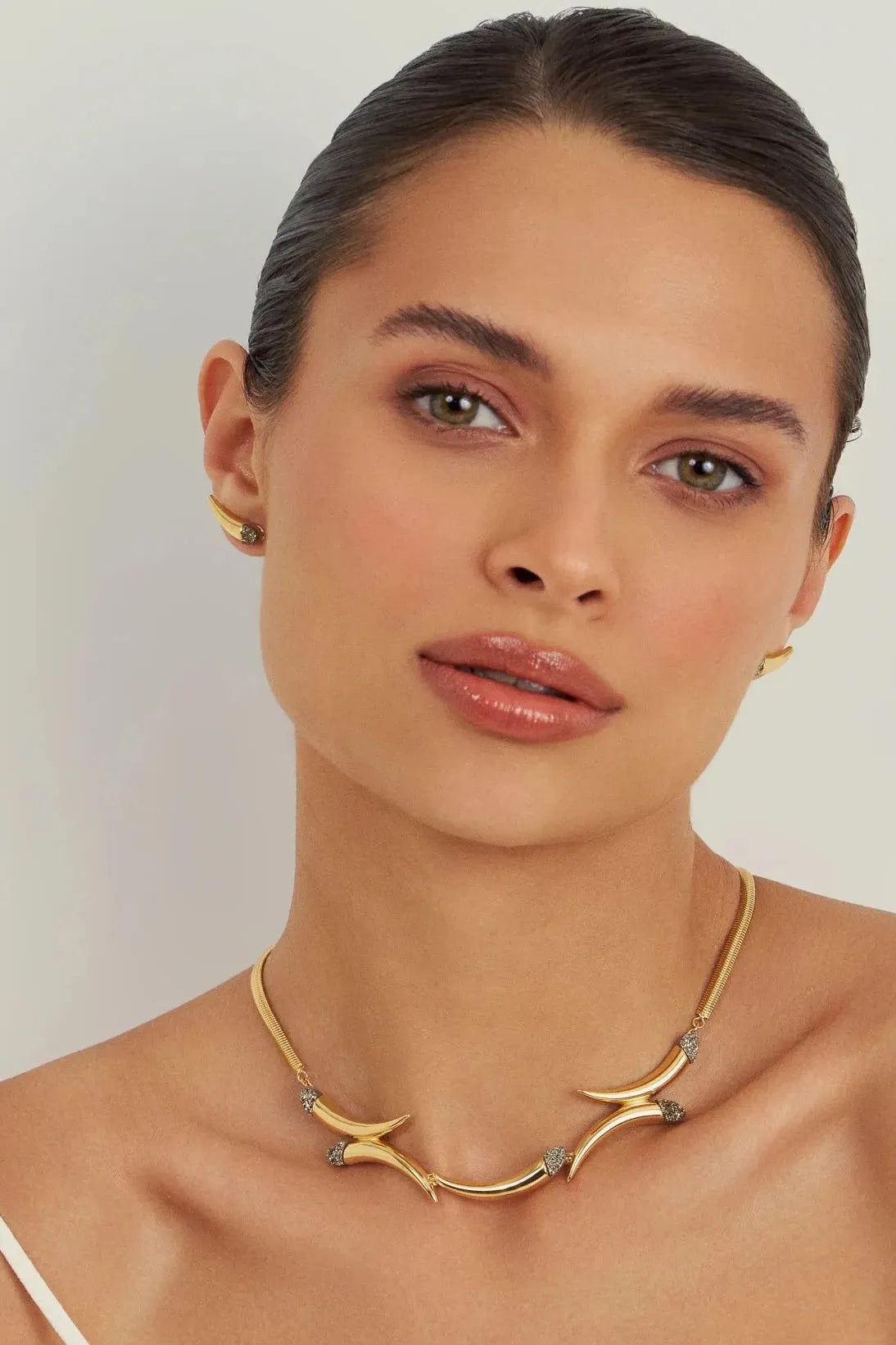 O Brinco Momento com Drusa Metalizada em Banho de Ouro 18K oferece um brilho incomparável e textura única. O acabamento em Ouro 18K enaltece o luxo, tornando-o perfeito para um toque final elegante.