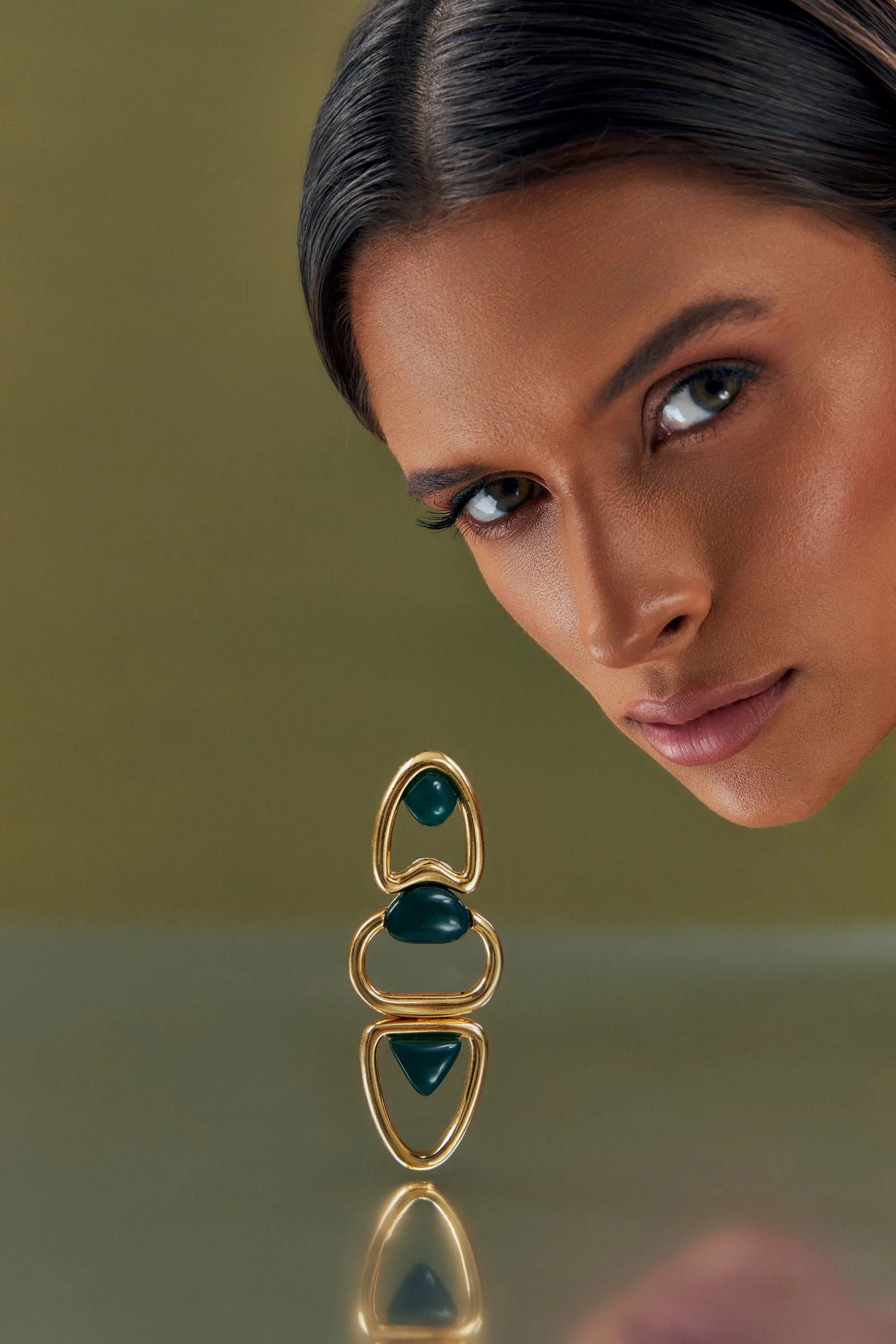Use o Brinco Fluir com Ágata Verde em Banho de Ouro 18K para atrair equilíbrio, prosperidade e renovação para o seu dia a dia.