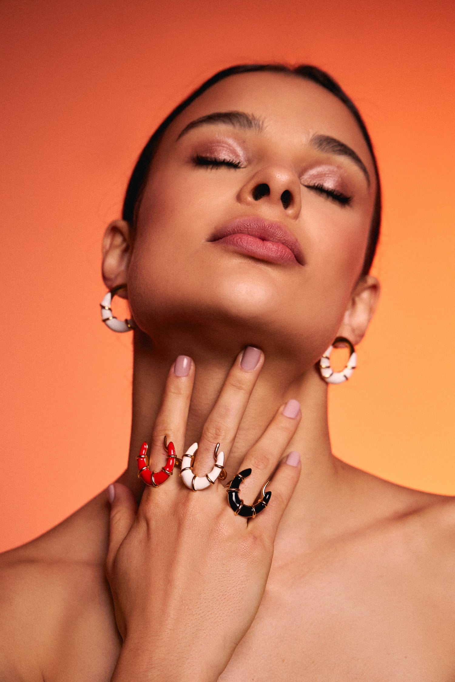 Anel Entrelaço - Esmaltação Branca Semijoias de luxo e design exclusivo