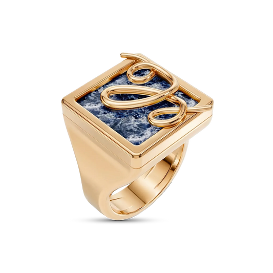 O Anel Forma com Sodalita em Banho de Ouro 18K é um anel de mindinho moderno, destacando a pedra com um arrojado metal sobreposto. A Sodalita simboliza clareza e intuição, tornando-o ideal para quem busca foco e expressão pessoal. Com seu design contemporâneo de linhas em metal sobre a pedra, esta joia é perfeita para expressar elegância e personalidade no seu dia a dia.