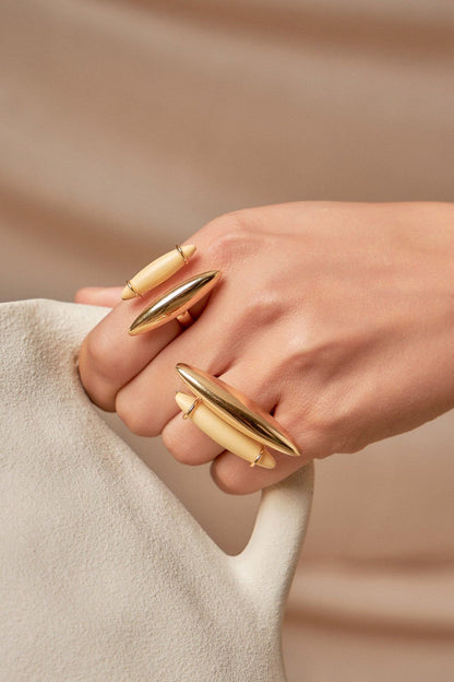 Use o Anel Intuir com: Resina Italiana Creme e Banho de Ouro 18K para atrair harmonia e prosperidade. AIMER JOAIS