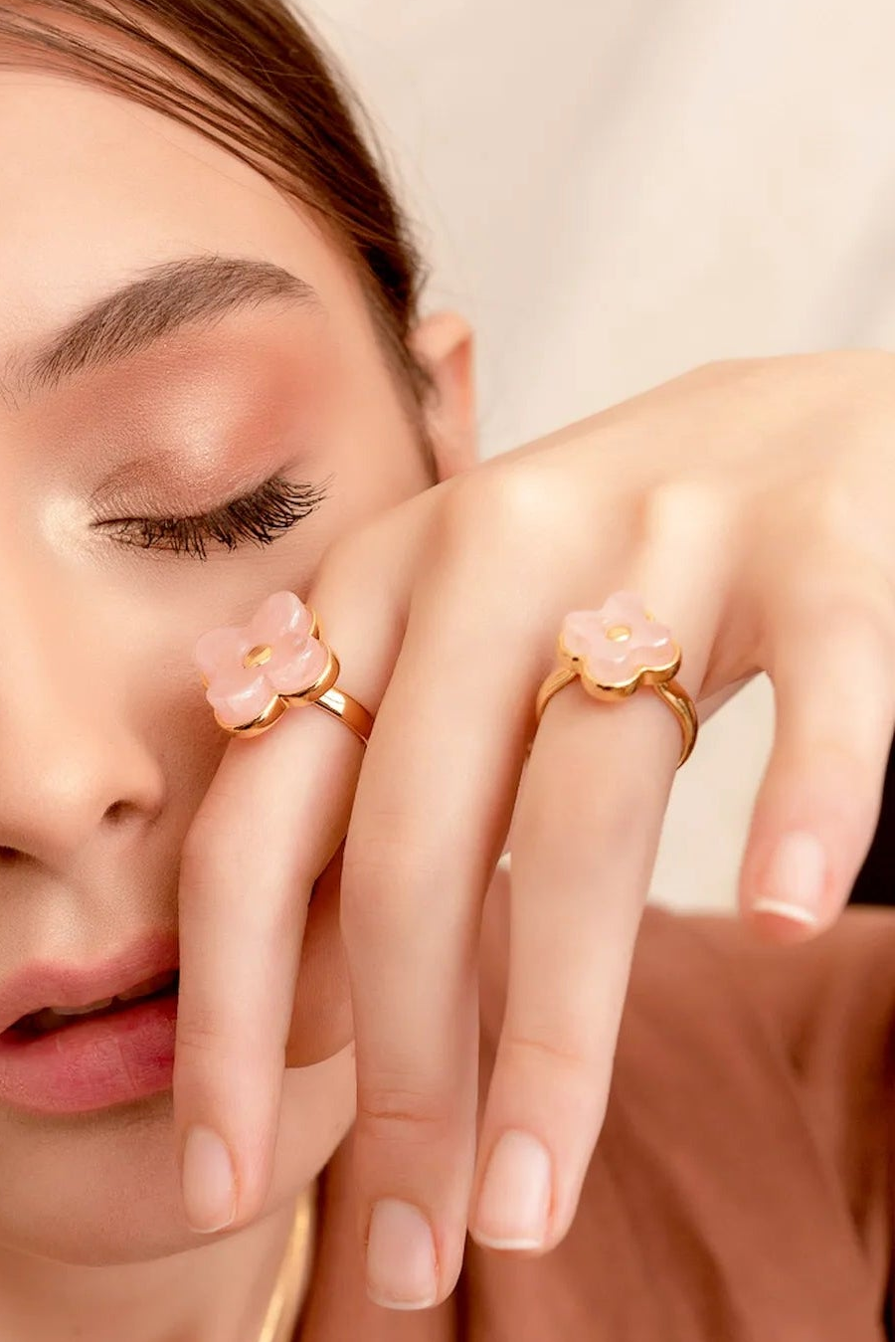 O Anel Afeto com Quartzo Rosa em Banho de Ouro 18K é a joia ideal para quem busca um toque de cor romântico. A tonalidade suave da pedra natural cria um visual delicado e atemporal em contraste com o banho dourado.