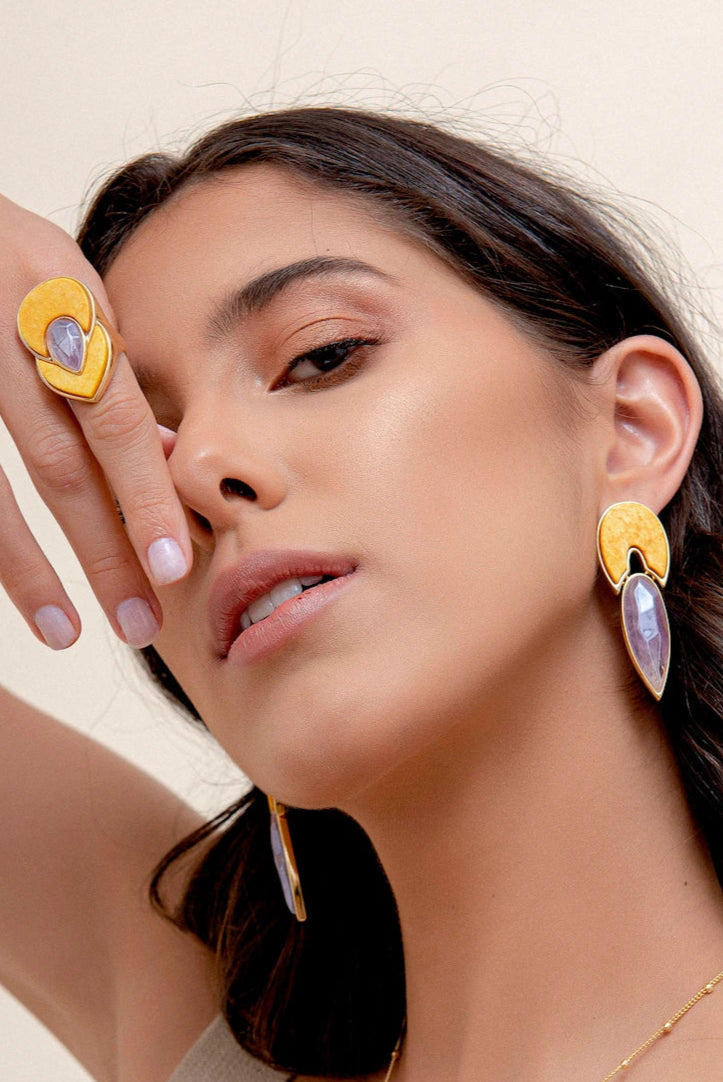 Anel Flor de Lótus - Feldspato Amarelo e Ametista lateral — Ouro 18K | Aimer Joias