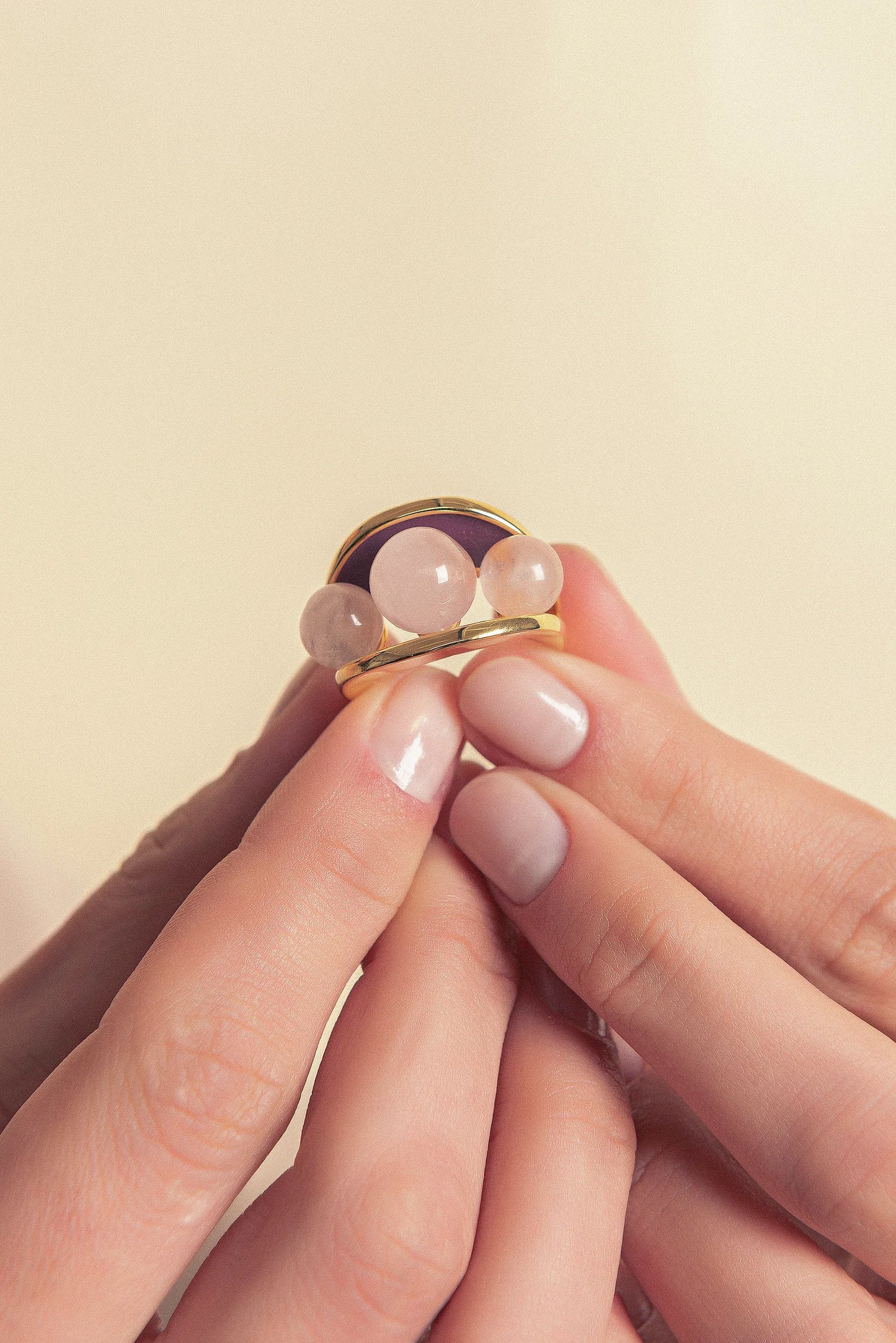 O Anel Sublime em Esmaltado Vinho e Quartzo Rosa, com Banho de Ouro 18K, é uma peça sofisticada e cheia de personalidade. O Quartzo Rosa Liso harmoniza-se com o esmalte em tom vinho, criando um contraste elegante com o brilho do ouro.