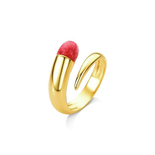 O Anel Momento com Feldspato Vermelho em Banho de Ouro 18K é uma joia de impacto. O tom vibrante e a energia do Feldspato Vermelho Cabochão são enaltecidos pelo Banho de Ouro, ideal para quem busca luxo com atitude.