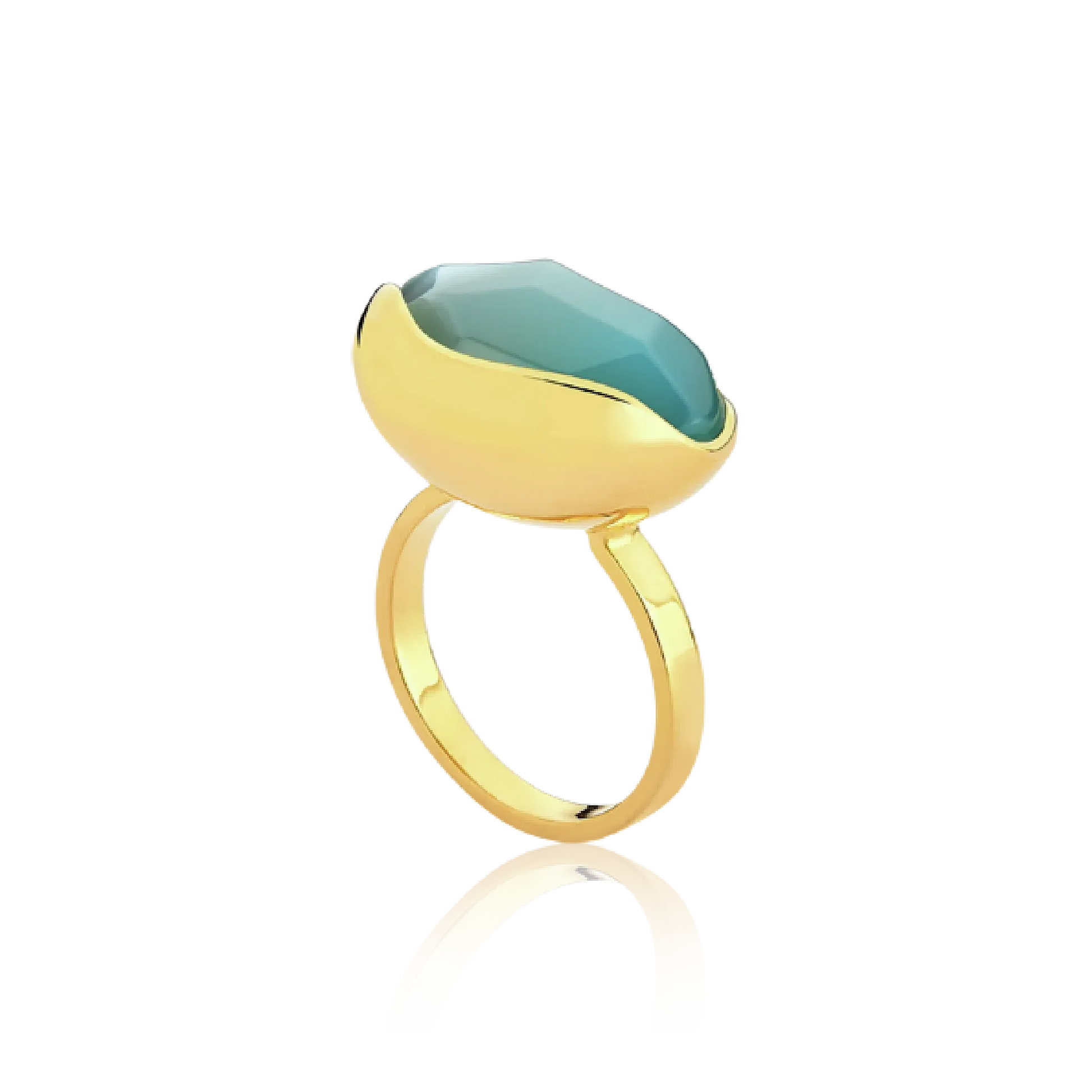 O Anel Renascer com Ágata Azul Céu e Banho de Ouro 18K é uma peça de cor serena e marcante. A lapidação multifacetada da Ágata realça seus tons de azul claro, criando um visual sofisticado e cheio de personalidade que contrasta com o luxo do banho de ouro.