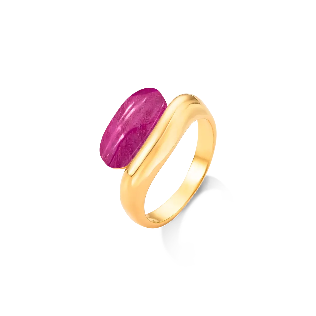 Conecte-se com o presente usando o Anel Sentir, uma semijoia banhada a ouro 18k e pedras naturais. Encontre sua energia e equilíbrio.