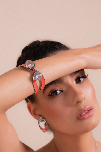 Bracelete Atração — uso no pulso feminino com look vibrante | Aimer Joias