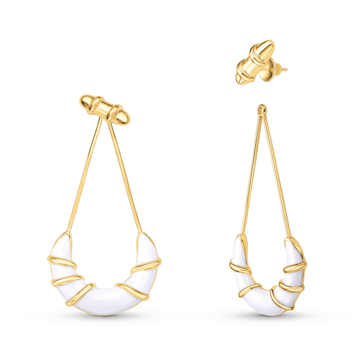 O Brinco Entrelaço com Esmaltação Branca é uma peça alongada e sofisticada da Coleção Macramê. O design fluido e dinâmico, característico da linha, apresenta um fio de metal banhado a Ouro 18K que se projeta sobre a superfície esmaltada, criando um contraste elegante com o dourado. Com 7 cm de altura, este brinco *statement* é ideal para alongar e dar destaque ao look com refinamento.
