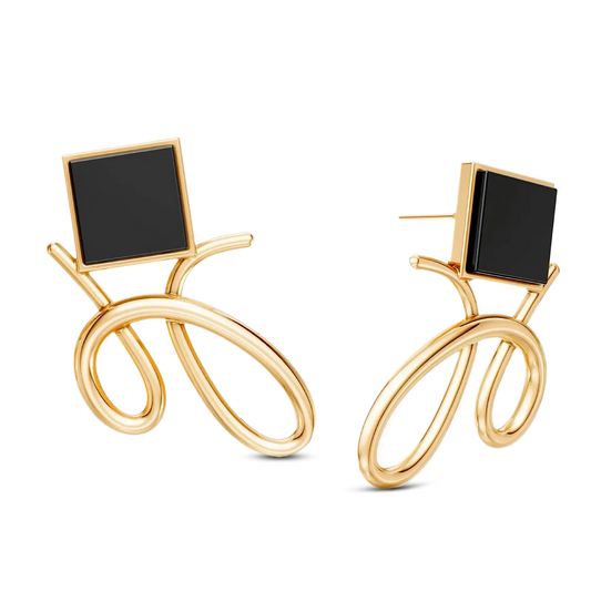 O Brinco Esboço com Obsidiana Negra em Banho de Ouro 18K traduz o instante em que o traço encontra a forma. Este brinco pequeno e delicado une a pedra quadrada, que atua como ponto de luz, a um toque sutil de traço. A Obsidiana Negra simboliza força e proteção. Com sua estética minimalista e o contraste marcante da pedra preta, esta joia é a escolha perfeita para adicionar sofisticação e um toque de mistério ao seu look diário.