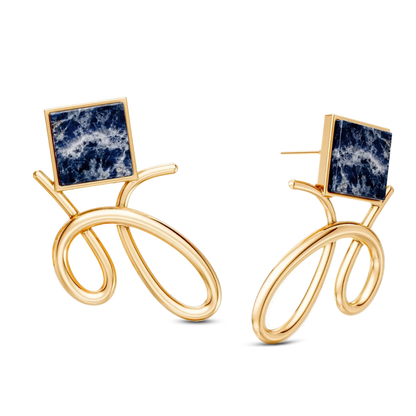 Brinco Esboço com Sodalita em banho ouro 18k | Coleção Entre o Traço e a Forma Aimer Joias