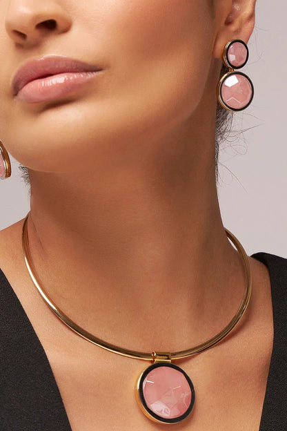 O Brinco Nobre - Quartzo Rosa, integrante da Coleção Singular, é a máxima expressão da feminilidade e do equilíbrio emocional. O Quartzo Rosa é mundialmente conhecido como a pedra do amor incondicional, da paz infinita e da cura interior, ajudando a repelir energias negativas e substituindo-as por vibrações amorosas. Banhado a Ouro 18K, este brinco de design imponente destaca a suavidade e a transparência delicada da gema, resultando em uma joia sofisticada que ilumina o rosto e o espírito de quem a usa.