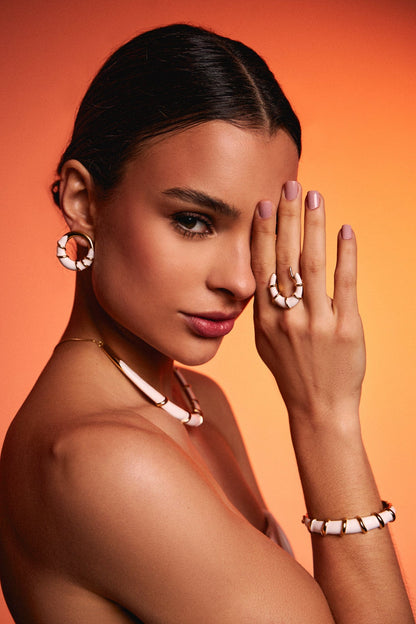 Choker Macramê branca — detalhe da esmaltação e design minimalista | Aimer Joias