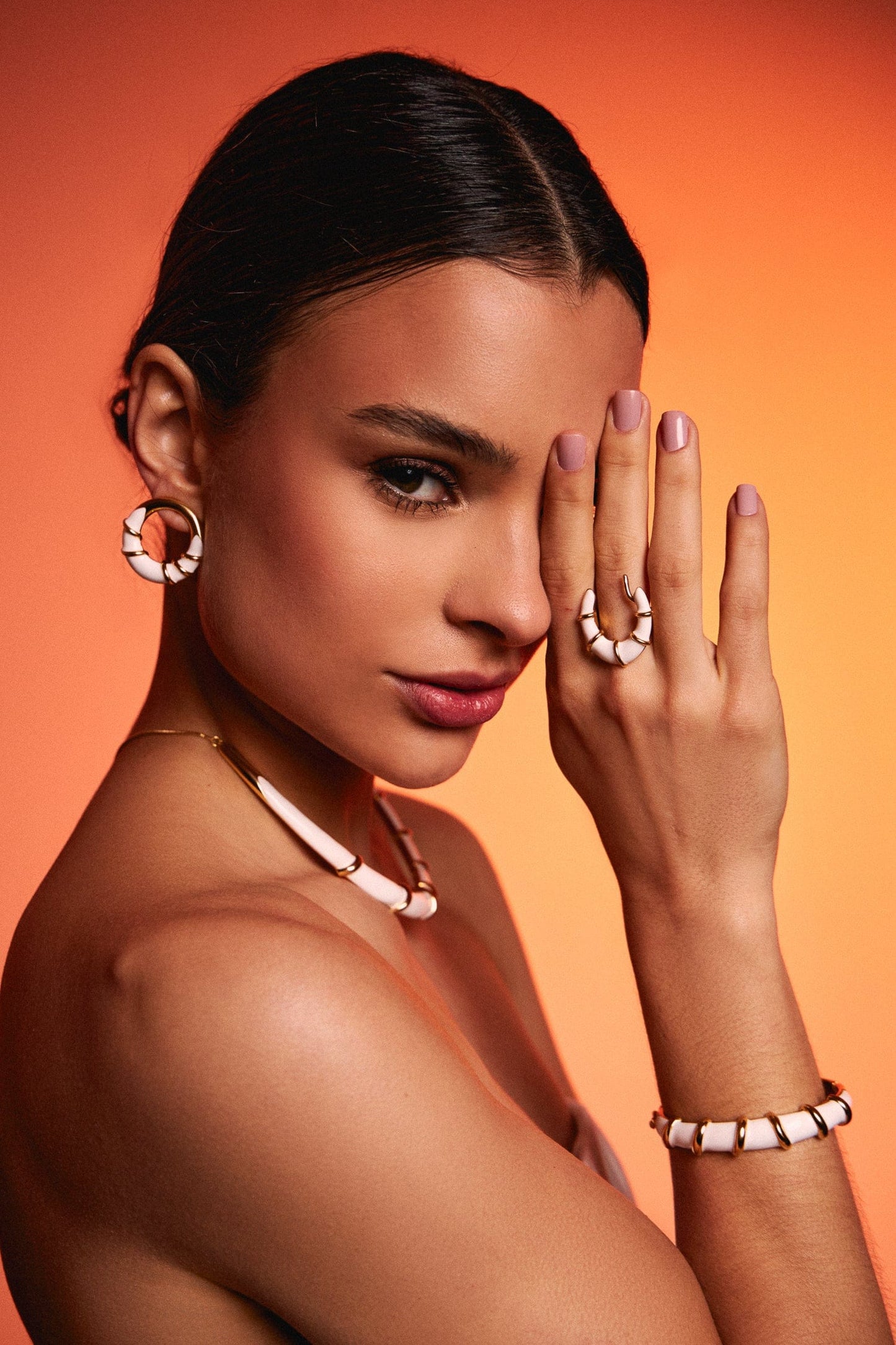 Choker Macramê branca — detalhe da esmaltação e design minimalista | Aimer Joias