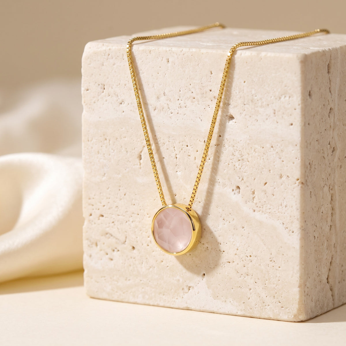 Colar Classic Quartzo Rosa banhado a ouro 18k pendurado em bloco de travertino | Aimer Joias