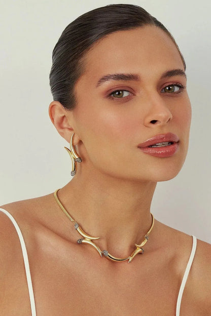 Colar Caminhos — look completo com semijoia artesanal feminina | Aimer Joias