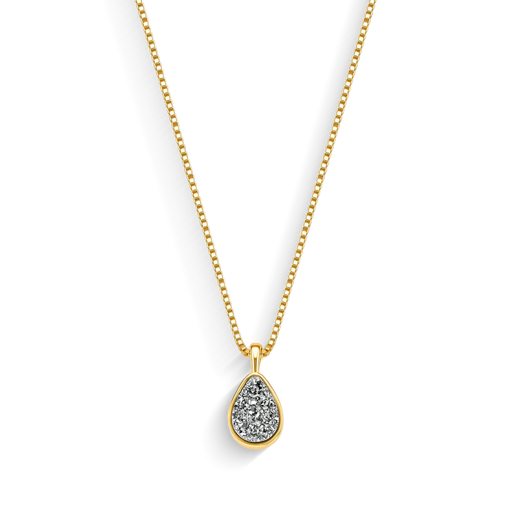 Use o Colar Gota com Drusa Titânio em Banho de Ouro 18K para despertar sua autenticidade, coragem e autoconfiança.