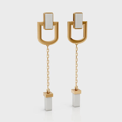 Brinco Presença - Porcelana Branca | Semijoia Banhada a Ouro 18K
