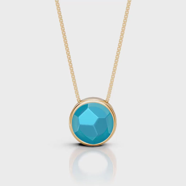 O Colar Classic com Ágata Azul Céu em Banho de Ouro 18K é uma semijoia sofisticada. O tom azul claro e sereno da Ágata, em lapidação multifacetada, é realçado pelo brilho luxuoso do ouro, criando uma peça delicada, elegante e com um acabamento premium.