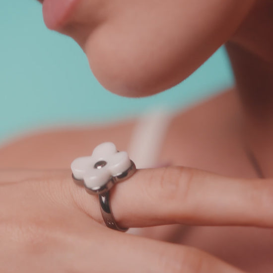 Este anel de design marcante é em Banho de Ródio Negro e apresenta Porcelana Branca, uma peça atemporal que oferece um contraste elegante e sofisticado.