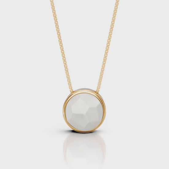 O Colar Classic com Ágata Branca em Banho de Ouro 18K é uma semijoia sofisticada. O tom branco puro e clean da Ágata, em lapidação multifacetada, é realçado pelo brilho luxuoso do ouro, criando uma peça de destaque com um toque de luz e um acabamento premium.