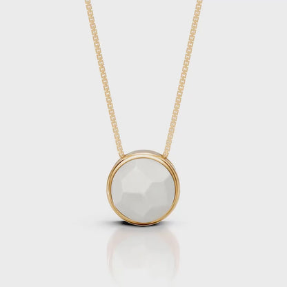 O Colar Classic com Ágata Branca em Banho de Ouro 18K é uma semijoia sofisticada. O tom branco puro e clean da Ágata, em lapidação multifacetada, é realçado pelo brilho luxuoso do ouro, criando uma peça de destaque com um toque de luz e um acabamento premium.