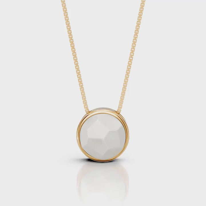O Colar Classic com Ágata Branca em Banho de Ouro 18K é uma semijoia sofisticada. O tom branco puro e clean da Ágata, em lapidação multifacetada, é realçado pelo brilho luxuoso do ouro, criando uma peça de destaque com um toque de luz e um acabamento premium.