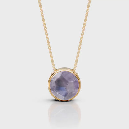 O Colar Classic com Ametista em Banho de Ouro 18K é uma semijoia sofisticada. O tom roxo profundo da Ametista, em lapidação multifacetada, é realçado pelo brilho luxuoso do ouro, criando uma peça de destaque com grande presença e um acabamento premium.