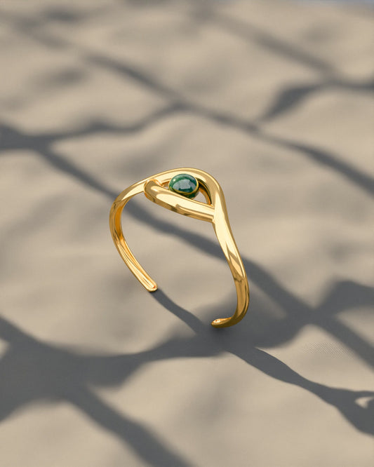 Vídeo do Bracelete Despertar Quartzo Verde banhado a ouro 18k com a luz da manhã passando sobre a peça — Aimer Joias